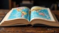 Die klassische Weltkarte im Atlas wird als ungenau kritisiert – und zwar mit politischer ...