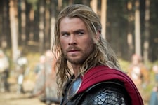 „Ein Baby mit Muskeln!“ – „Thor“-Star Chris Hemsworth sorgt für Lacher am Set