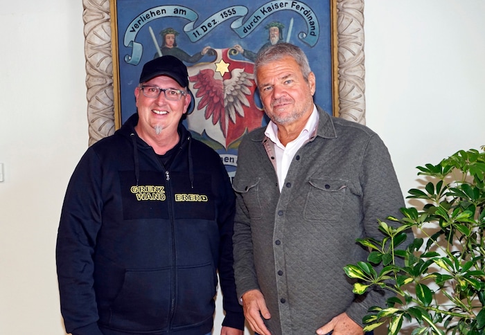 Michael Amlacher (am Bild mit Bürgermeister Gerhard Köfer) wird mit seinem Team das Schloss ...