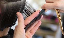 Ein Friseur in Innsbruck ist in die Pleite geschlittert.