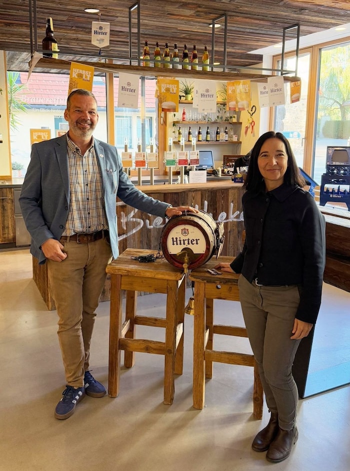 Niki Riegler, Eigentümer und Geschäftsführer, sowie Brauerei-Marketingleiterin Marlies ...