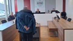 „Darf ich mich der Jacke entledigen?“, fragte der Rentner, ehe er auf dem von ihm so ...