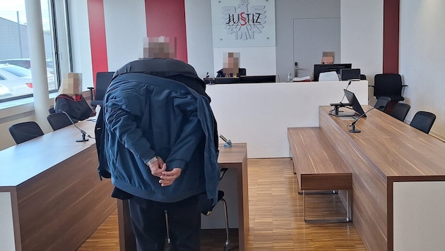 „Darf ich mich der Jacke entledigen?“, fragte der Rentner, ehe er auf dem von ihm so ...