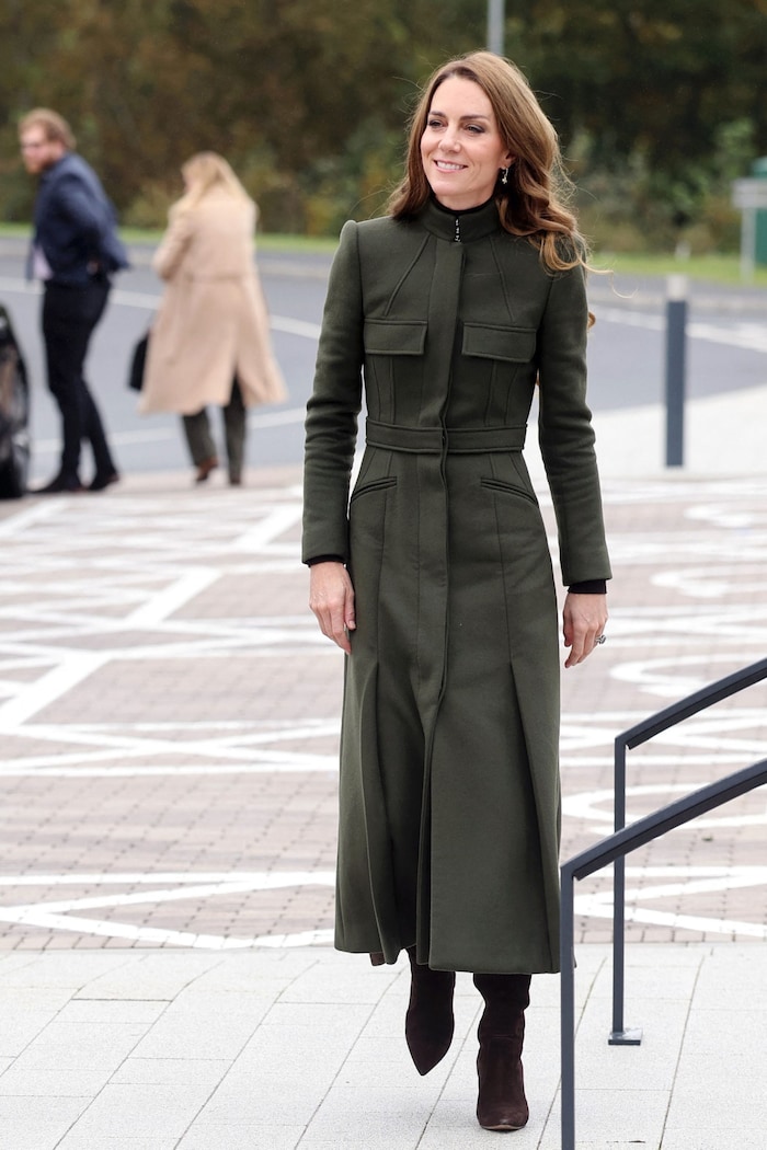 Zuerst zeigte sich Prinzessin Kate in einem eleganten langen Alexander McQueen-Mantel und ...