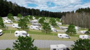 Die Waldidylle am Ufer des Herrensees im Luftkurort Litschau droht künftig von Wohnwagen ...
