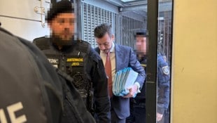 Mit gesenktem Kopf betritt Benko das Landesgericht Innsbruck.