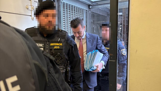 Mit gesenktem Kopf betritt Benko das Landesgericht Innsbruck.