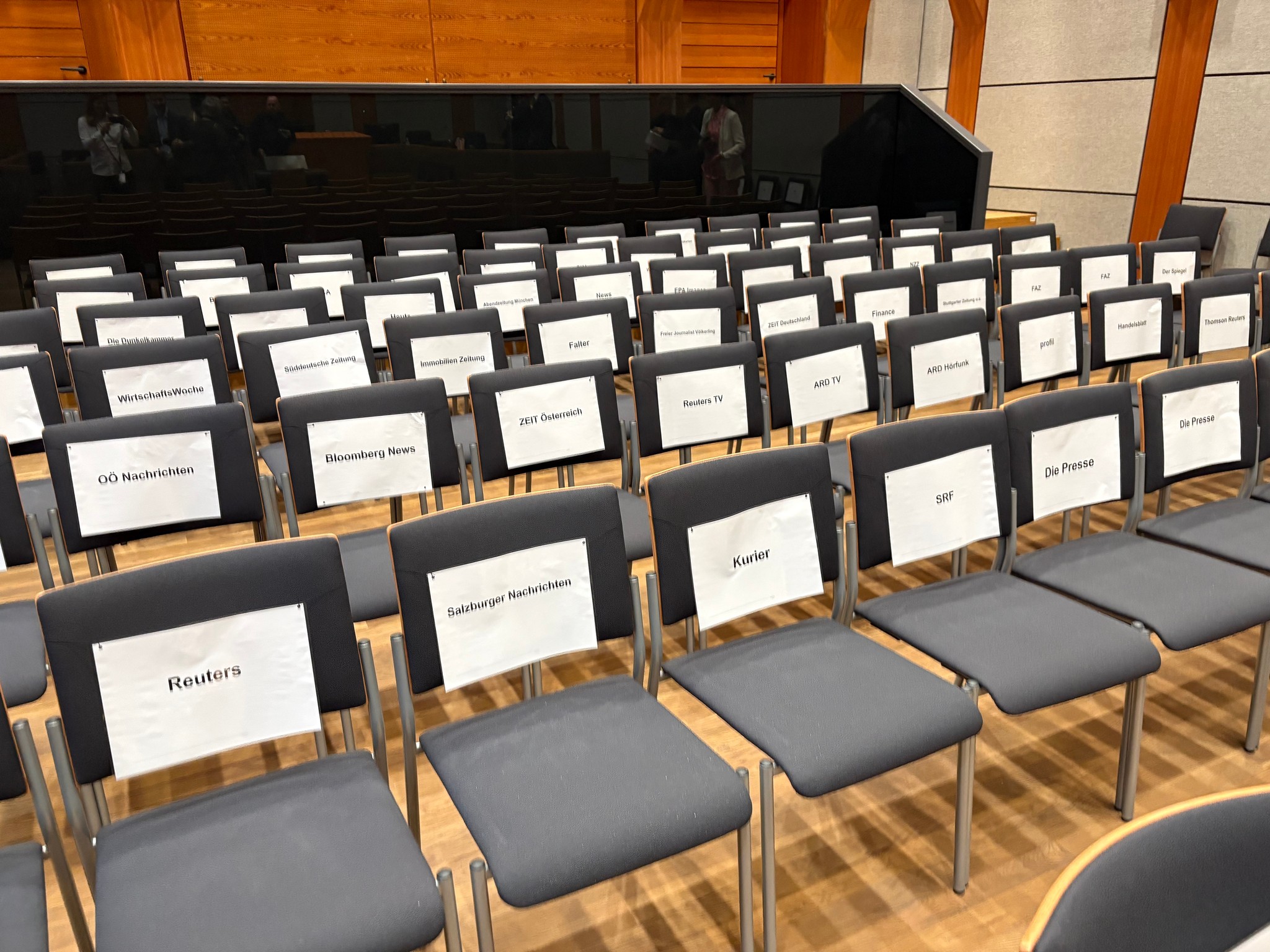 Im Schwurgerichtssaal waren die Plätze für die Dutzenden Medienvertreter zugewiesen.