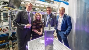 Stolz auf die Pionierarbeit aus Wien: Quantenphysiker Philip Walther, Minister Peter Hanke, ...