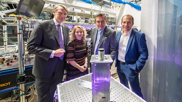 Stolz auf die Pionierarbeit aus Wien: Quantenphysiker Philip Walther, Minister Peter Hanke, ...