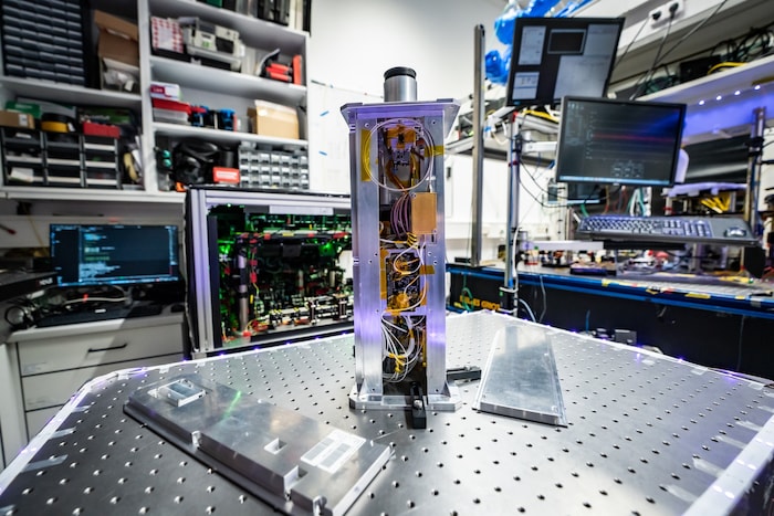Der weltweit erste Quantencomputer im Weltall kommt aus Wien. Der kleine Satellit wurde an der ...