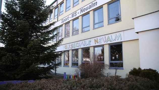 In Hallein- Neualm sind Mittel- und Volksschule unter einem Dach. Der Neubau verzögert sich