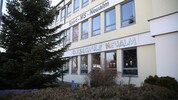 In Hallein- Neualm sind Mittel- und Volksschule unter einem Dach. Der Neubau verzögert sich