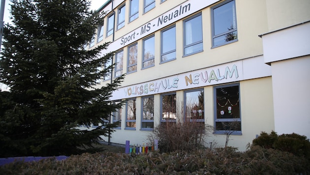 In Hallein- Neualm sind Mittel- und Volksschule unter einem Dach. Der Neubau verzögert sich