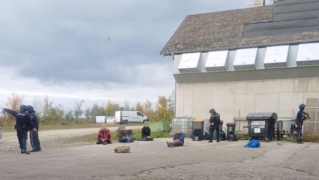 Von den ursprünglich 23 Personen standen nun 13 vor Gericht, einer fiel aus medizinischen ...