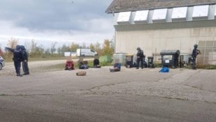 Den Teilnehmer der „Waffenübung“ in Point wurden von der Polizei Handfesseln angelegt, wie ...