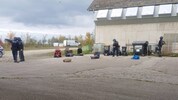 Den Teilnehmer der „Waffenübung“ in Point wurden von der Polizei Handfesseln angelegt, wie ...