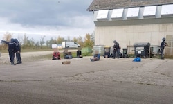 Den Teilnehmer der „Waffenübung“ in Point wurden von der Polizei Handfesseln angelegt, wie ...