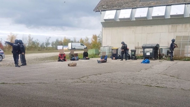 Den Teilnehmer der „Waffenübung“ in Point wurden von der Polizei Handfesseln angelegt, wie ...