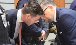 René Benko beim Prozessauftakt mit Anwalt Norbert Wess
