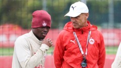 Karim Konate im Gespräch mit Red Bull Salzburgs Trainer Thomas Letsch.