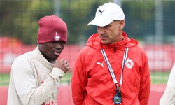 Karim Konate im Gespräch mit Red Bull Salzburgs Trainer Thomas Letsch.