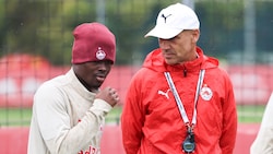 Karim Konate im Gespräch mit Red Bull Salzburgs Trainer Thomas Letsch.