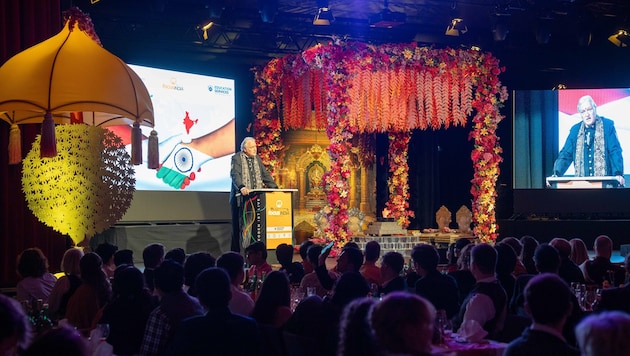 Der Festakt im bunt geschmückten Saal.