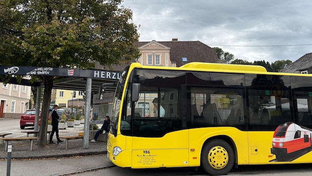 Der Bus hält direkt am Lobisserplatz in St. Paul