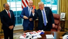 Donald Trump (re.) gemeinsam mit Gianni Infantino (Mitte)