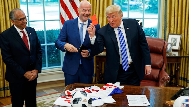 Donald Trump (re.) gemeinsam mit Gianni Infantino (Mitte)