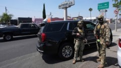 Beamte der Einwanderungsbehörde bei einem Einsatz in einer Autowaschanlage in Montebello im ...