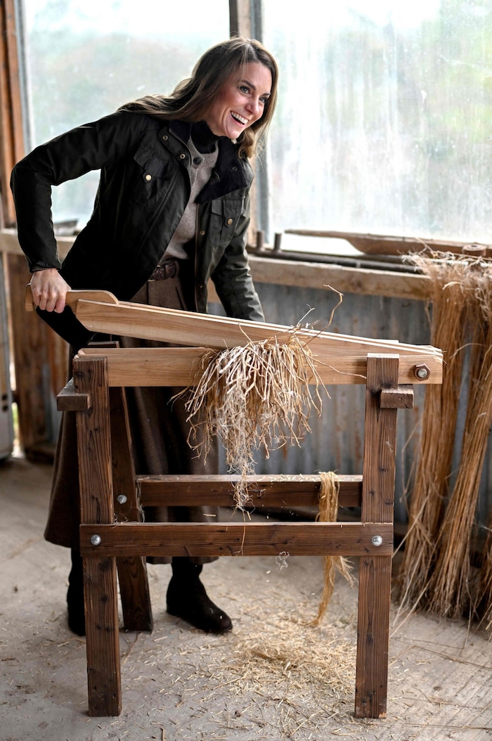 Ohne Scheu probiert Kate den Flachs-Cutter aus.