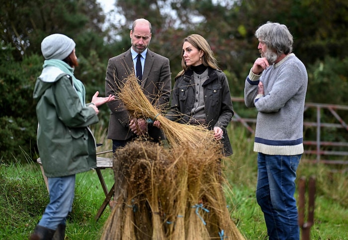 Prinzessin Kate und Prinz William lassen sich die Erntemethoden erklären.