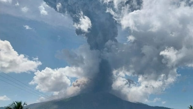 Beim Ausbruch des Lewotobi Laki-Laki in der Nacht auf Mittwoch (Ortszeit) kam es auch zu einer ...