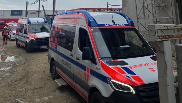 Mehrere Einsatzfahrzeuge befanden sich am Ort des Unfalls.