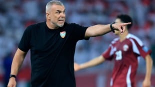 Cosmin Olaroiu, Trainer der Vereinigten Arabischen Emirate, findet nach dem Match gegen Katar ...