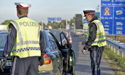 Die Grenzpolizisten (Symbolbild) stoppten den Lenker gerade noch rechtzeitig.