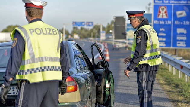 Die Grenzpolizisten (Symbolbild) stoppten den Lenker gerade noch rechtzeitig.