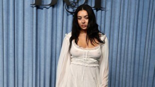 Charli XCX spricht offen über ihre Vorliebe für Beauty-Behandlungen und verriet, dass sie sogar ...