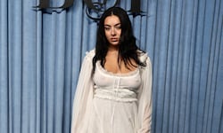 Charli XCX spricht offen über ihre Vorliebe für Beauty-Behandlungen und verriet, dass sie sogar ...