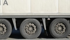 Überhöhte Geschwindigkeit bei zeitweiligem Schneefall und mit vier fast profillosen Reifen war ...