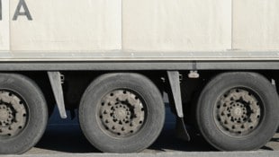 Überhöhte Geschwindigkeit bei zeitweiligem Schneefall und mit vier fast profillosen Reifen war ...