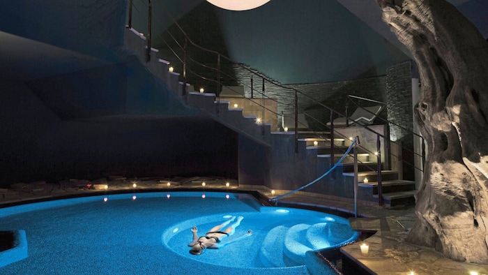 Floating: In beiden Resorts gibt es ein Becken mit hochkonzentriertem Salzwasser, das ein ...