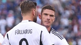 Robin Gosens (rechts) erlebt derzeit eine fußballerisch schwierige Zeit. 