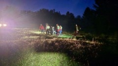 Mit einer Trage wurde die versunkene Person abtransportiert.