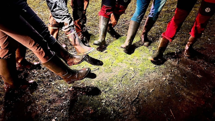 Die Gummistiefel wurden von einem örtlichen Landwirt zur Verfügung gestellt.
