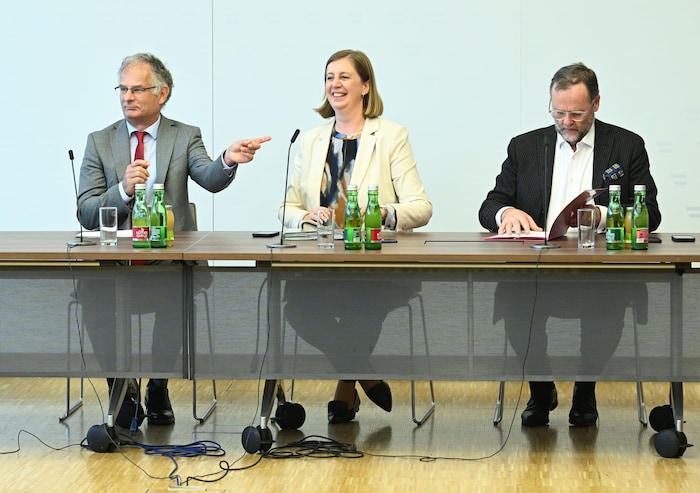 Das rot-schwarz-pinke Dreier-Gespannt Marterbauer, Eibinger-Miedl und Schellhorn bei Budget und ...