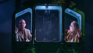 In einer Gondel, und doch wie isoliert voneinander – Mutter und Sohn, brillant gespielt von ...