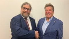 Der Kremser SPÖ-Klubomann Mayer (re.) heißt Klaus Bergmaier wieder in der Fraktion willkommen.